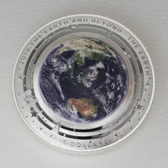 Heute Kaufen Silbermünze 1oz "Earth and Beyond 2018 - Die Erde" Polierte Platte - Coloriert (Australien)
