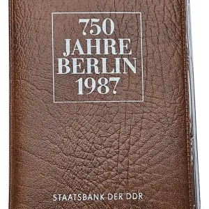 Garantierte Lieferung DDR Münzmappe - 750 Jahre Berlin 1987 - 4 x 5 Mark + Medaille